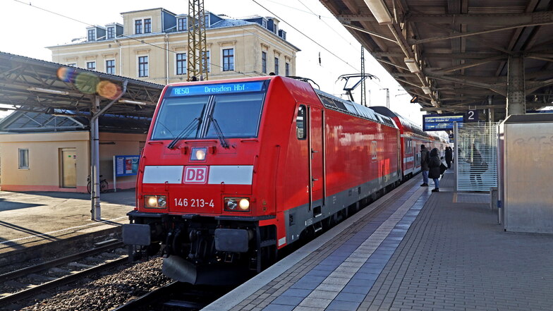 Auch der RE 50 von Leipzig nach Dresden ist im Liniennetzplan zu finden. Neu im Plan sind PlusBus- und TaktBus-Linien.