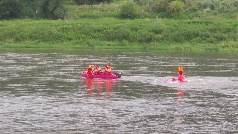 Rettungskräfte bergen am Dienstag das gekenterte Kanu. Das Boot war gegen eine rote Wassertonne gefahren und umgekippt. Dort hatte es sich derart in der Tonne verfangen, dass es erst nach einer Weile gelang, es zu befreien.