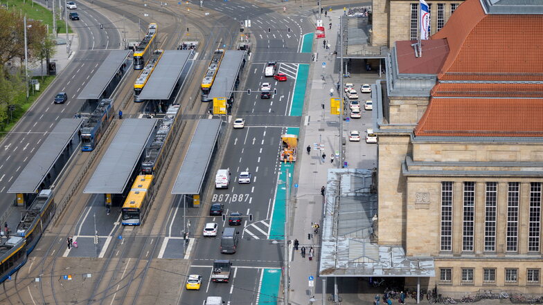 Der grüne Streifen vor dem Leipziger Hauptbahnhof wurde im April angelegt. Er ist für Radfahrer reserviert. Autofahrer mussten dafür Raum abgeben. Das sorgt für Diskussionen.