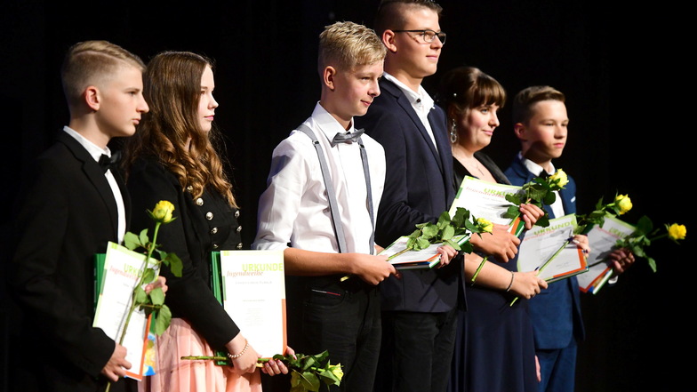 So wie diese Jugendlichen im vergangenen Jahr in Zittau stehen am Wochenende auch in Görlitz noch einmal 110 Jugendliche auf der großen Bühne, um ihre Jugendweihe zu empfangen. Für den ungewöhnlichen Zeitpunkt ist Corona verantwortlich.