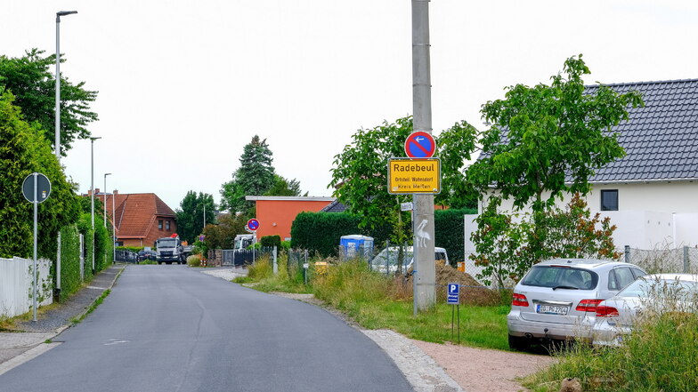 Auf der linken Seite liegt hinter hohen Hecken am Ortseingang von Wahnsdorf die Gartenkolonie. Auch auf der gegenüberliegenden Straßenseite hat die Stadt an der Boxdorfer Straße Parkverbot angeordnet.