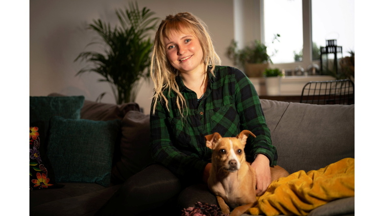 Jasmin Eisenberger wohnt mit ihrem Hund Lenny in Pieschen. Seit Juni 2021 bekommt sie ein Bedingungsloses Grundeinkommen.