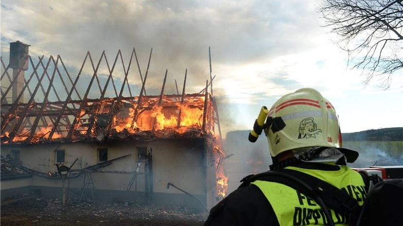 Ein Großbrand hat am Montag einen Vierseitenhof in Ammelsdorf zerstört.