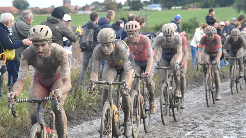 Stürze, Schlamm, Spektakel: So sah Paris-Roubaix im vergangenen Jahr aus. Erwartet die Radprofis am Ostersonntag dieses Mal besseres Wetter?