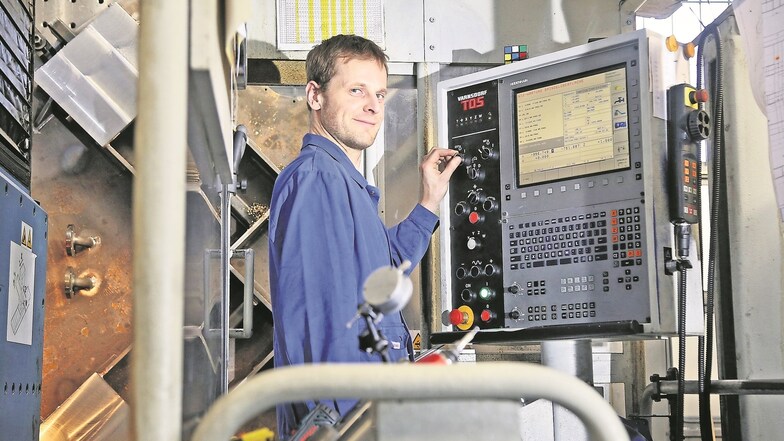 Samuel Richter arbeitet als Zerspanungs-mechaniker bei der Maschinentechnik Riesa GmbH.  Er wird am Plattenbohrwerk eingearbeitet. Darauf können tonnenschwere Einzelteile gefertigt werden.