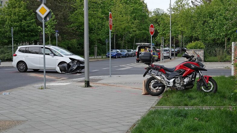 Motorradfahrerin auf Wiener Straße in Dresden bei Unfall verletzt
