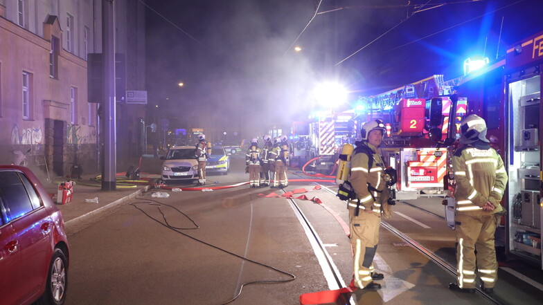 Rettungskräfte an der Leipziger Straße in Dresden: Hier brannte es in einem Keller.
