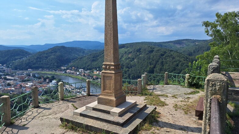 Der Obelisk wurde 1879 zu Ehren des Kaiserpaares Franz Josef I. und seiner Sissi in Děčín aufgestellt.