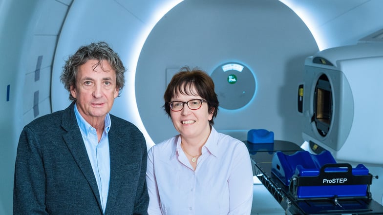 Wie geht’s? Klinikdirektorin Professor Mechthild Krause und Patient Kay Hochstetter treffen sich zwei Jahre nach der Behandlung im Bestrahlungsraum des OnkoRay-Zentrums des Dresdner Uniklinikums wieder.