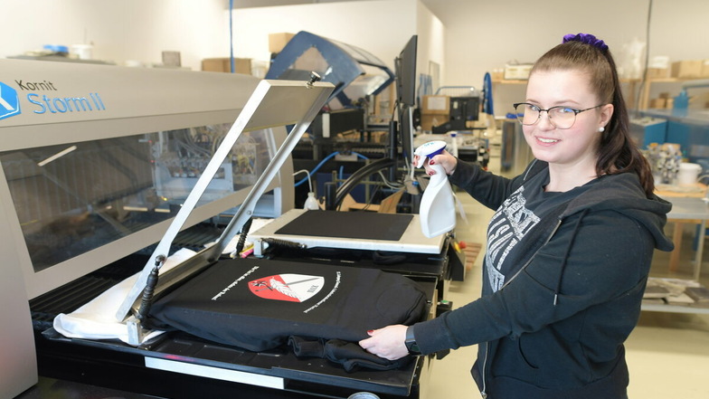 Sarah Lehnhardt arbeitet an einer Digitaldruckmaschine für Textilien in den neuen Fertigungshallen von Dürninger. Hier ist sie mit einem Auftrag der Bundeswehr beschäftigt.