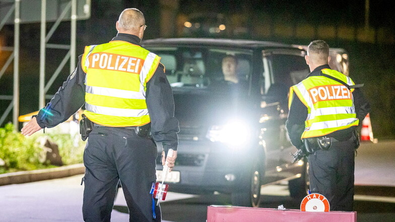 Symbolbild: Bundespolizisten kontrollieren Fahrzeuge.