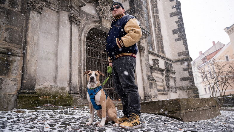 Rapper "Rino Royal" mit seinem Hund vor der Nikolaikirche, einem der Drehorte seines ersten Musikvideos in Görlitz. Damals gab er der SZ ein Interview.