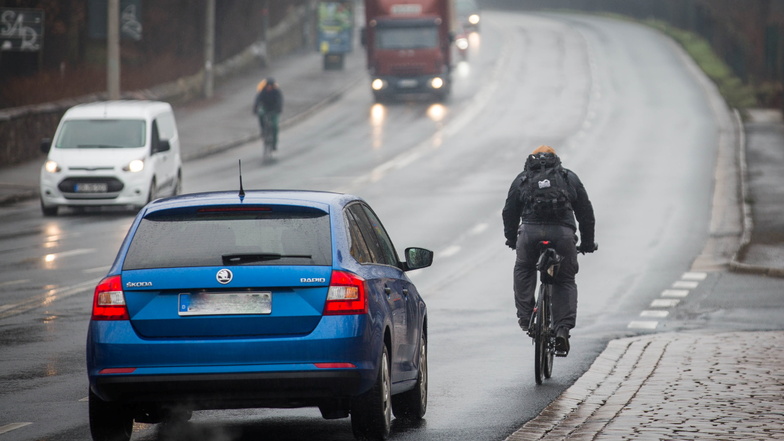 Fahrradfahrer und Autos müssen sich die Radeburger Straße teilen, der ADFC fordert einen Radweg.