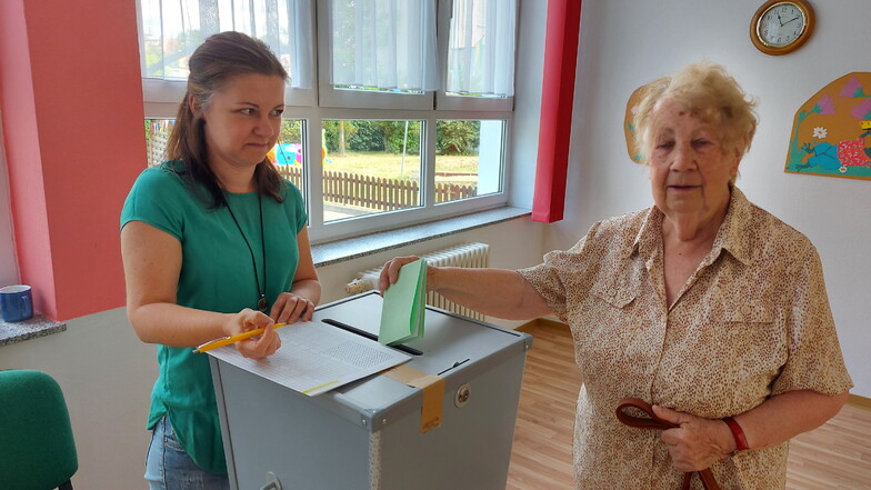 Im Roßweiner Wahllokal in der Kita "Unter den Linden" gibt Helga Sachse ihre Stimme ab. Wahlhelferin ist Janine Hoffmann.