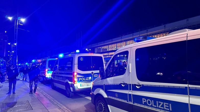 Mannschaftswagen der Polizei blockieren die Wilsdruffer Straße in Dresden.