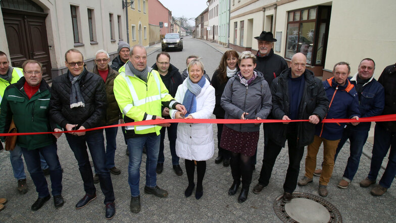 Bürgermeisterin Heike Böhm, Vertreter der Stadtverwaltung und des Stadtrates, der Stadtwerke und der Baufirma schneiden das Band zur Eröffnung der Görlitzer Straße durch.
