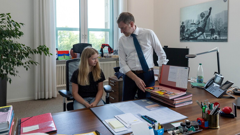 Die zwölfjährige Emma aus Dresden durfte am Schreibtisch von Ministerpräsident Michael Kretschmer (CDU) Platz nehmen.