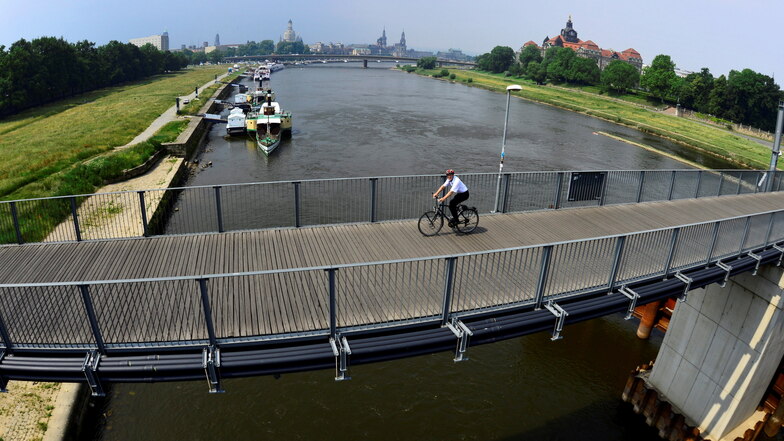 Die "Kleine Albertbrücke" führte bis 2015 neben der Albertbrücke über die Elbe.