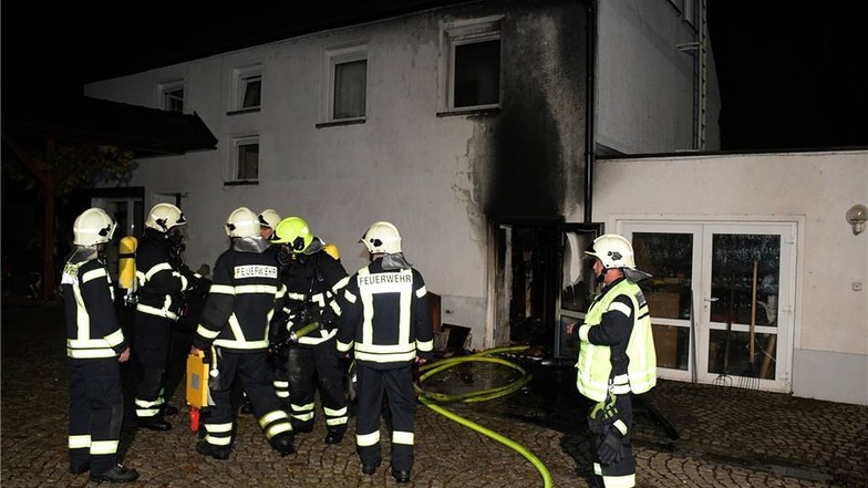 Die Feuerwehrleute der Ortswehren Waldheim, Gebersbach und Reinsdorf sowie Kameraden aus Hartha mussten am Montag gegen 17.15 Uhr zu einem Wohnungsbrand in die Untere Talstraße in Knobelsdorf ausrücken.