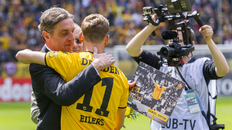 Zum Abschied im Mai 2016 umarmen sich Ralf Minge (l.) und Justin Eilers. Finden sie jetzt bei Dynamo wieder zusammen?