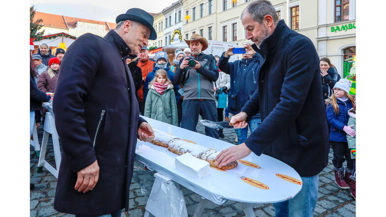 Etwa fünf Meter lang war der Stollen, den OB Albrecht Gubsch (rechts) zusammen mit Bäckereichef Wicky Löffler anschnitt.