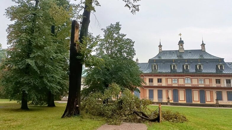 Am Schloss Pillnitz sind nach dem Unwetter in Dresden unzählige Schäden aufgelistet worden.