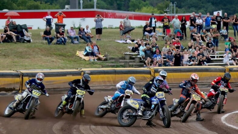 Beim Flattrack ist mehr los auf der Piste als beim Speedway. Am Samstag konnte man zahlreiche Positionskämpfe erleben.