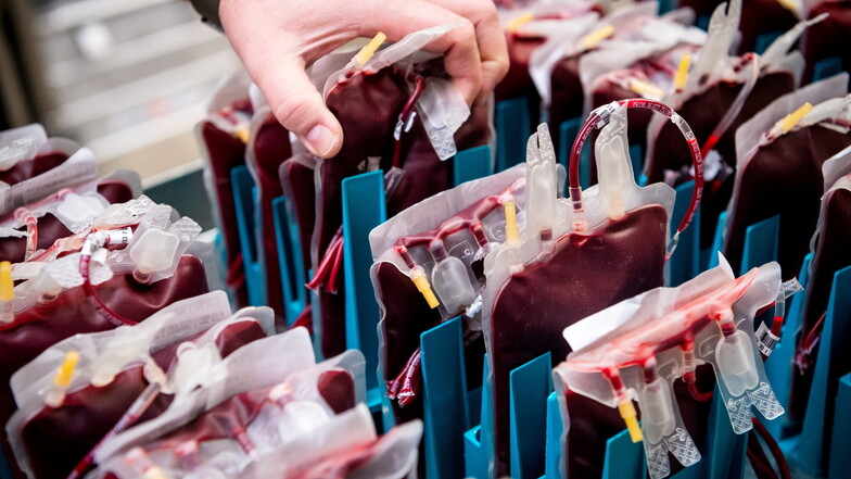 Um eine ausreichende Versorgung zu gewährleisten, ist es für die Kliniken in Deutschland wichtig, genug Blutkonserven parat zu haben. Im  Sommer könnte laut DRK jedoch ein Engpass drohen.
