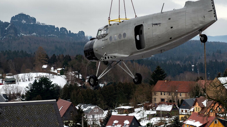 Kommt eine Antonov am Haken geflogen. So geschehen im Sebnitzer Ortsteil Altendorf.