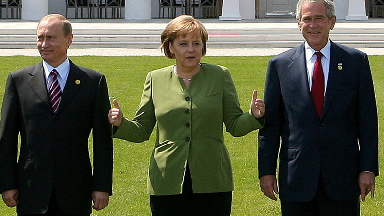 George W. Bush (r.), hier 2007 mit Wladimir Putin und Angela Merkel in Heiligendamm, verschwieg seinen Landsleuten und der Welt die volle Wahrheit über den Afghanistan-Einsatz.