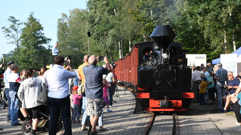 Dicht umringt war die Fahrzeugparade zum 125-jährigen Bestehen der Waldeisenbahn Muskau 2020.