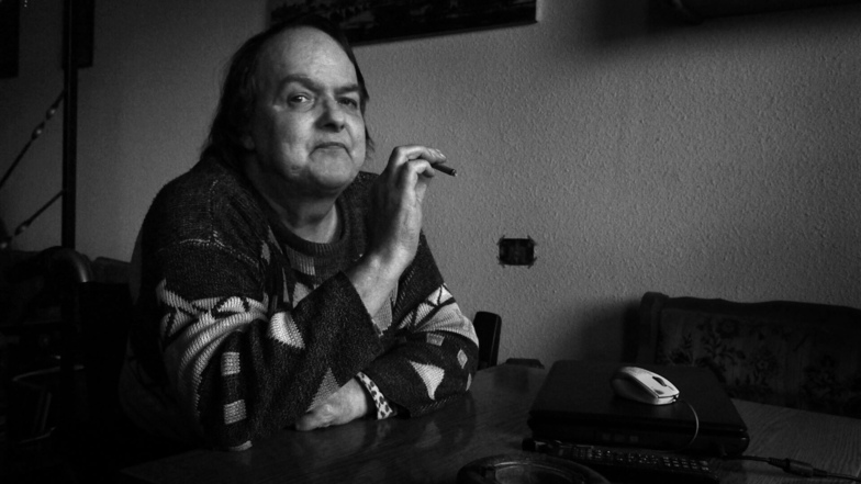 Evi Broszeit in ihrer Wohnung in Radeberg - sie war jahrzehntelang starke Raucherin.