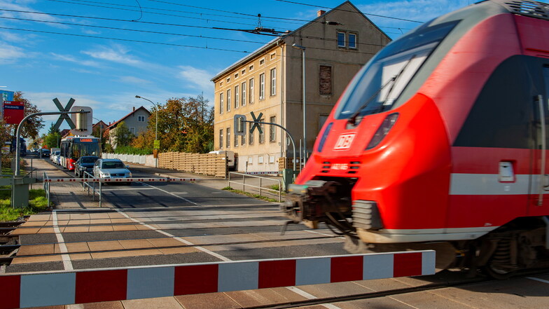 Der Bahnübergang in Priestewitz. Hier mussten am Freitagabend Züge umgeleitet werden.