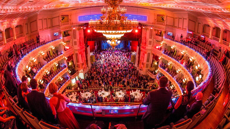Die teuersten Plätze in der Oper kosten beim Ball 2.500 Euro. Anders lässt sich der Semperopernball in Dresden nicht bezahlen, sagen die Organisatoren.