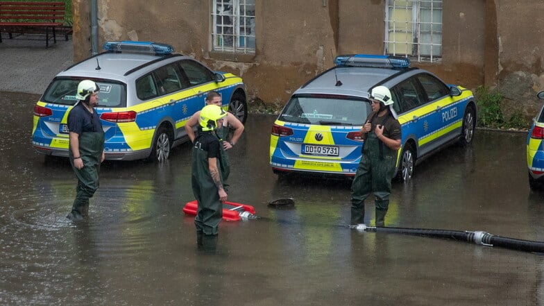 Der Innenhof des Polizeistandortes in Bischofswerda lief am Sonntagnachmittag mit Wasser voll.