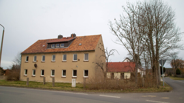 In das leer stehende Gebäude an der Görlitzer Straße in Horka zieht bald wieder Leben ein. Die Wohnungsbaugenossenschaft Niesky will das Gebäude umfassend sanieren.