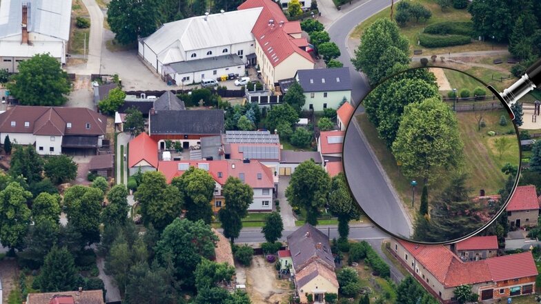 Dieses Foto entstand im Juni 2015 in Wiednitz unweit des Vereinshauses „Jägerhof“ (am oberen Bildrand). Damals war die Krone der Linde (in der Lupe) noch dicht und das Blätterwerk saftig grün. Mittlerweile befindet sich der Baum im Absterbe-Prozess, sagt