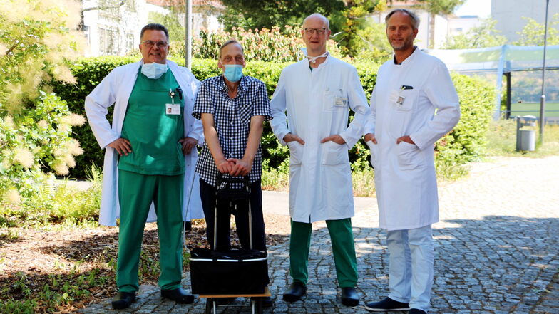 Kunstherzpatient Max Michael aus Dresden (2. von links) mit Kardiotechniker Volker Schmidt, Professor Klaus Matschke, Direktor des Herzzentrums Dresden, und Herzchirurg Dr. Manuel Wilbring (von links).