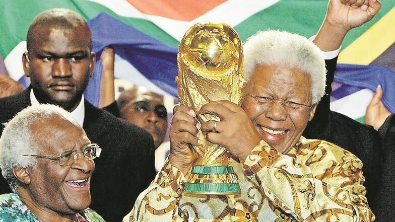 Gastgeber der Fußball-WM Sport hat die Kraft, die Welt zu verändern. An diese Botschaft glaubte auch Mandela. Als Gastgeber der Fußball-WM 2010 präsentierte sich Südafrika als modernes, weltoffenes Land. Das Turnier brachte Südafrika neues Selbstbewusstse