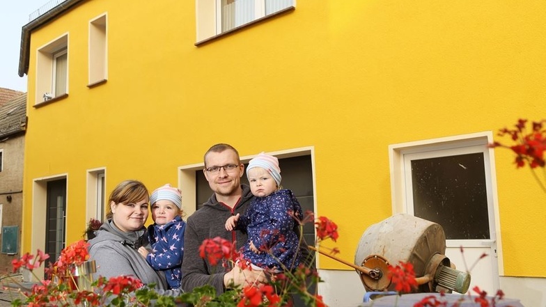 Mandy und Sebastian Zschätzsch mit ihren Kindern Milena und Holly vor ihrem neuen Wohnhaus in Boritz. Kaum zu glauben, dass das bis vor Kurzem mal eine Scheune war. Foto: Sebastian Schultz