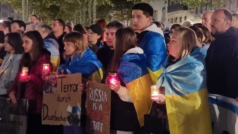 Bei einer Spontan-Demonstration in Dresden, die den Opfern der Raketenangriffe in Kiew gedachte, hüllten sich die Teilnehmer in ukrainische Flaggen.