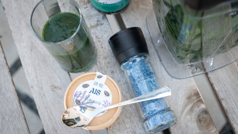 Im Algenwerk in Dresden gab es bisher frische Spirulina aus dem Glas und ein blaues Algen-Meersalz. Das erste Algeneis der Firma geht als Produkt gerade frisch an den Markt.