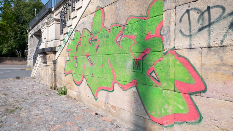 Auch die Albertbrücke wird regelmäßig mit Graffiti beschmiert. Der Vorfall in der Polizeimeldung ereignete sich aber auf der Großenhainer Straße.