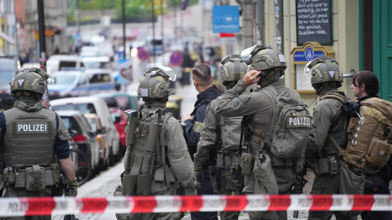 Schwer bewaffnete Polizisten sind in Dresden im Einsatz, weil ein Mann an einem Fenster mit einer Waffe gesehen wurde.