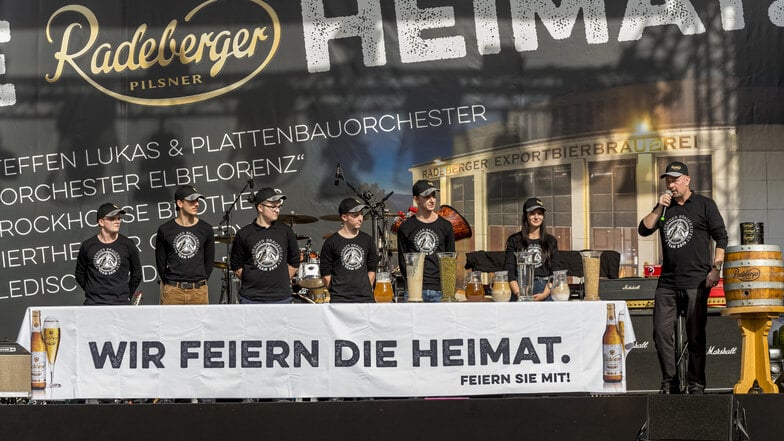 Marius Schneemilch (li.), Noel Hillig (2. v.li) und Senta Pusch (2.v.re.) sowie drei weitere Lehrlinge wurden beim Brauereifest 2019 vom Ersten Braumeister der Radeberger Exportbierbrauerei, Udo Schiedermair (re.) vorgestellt