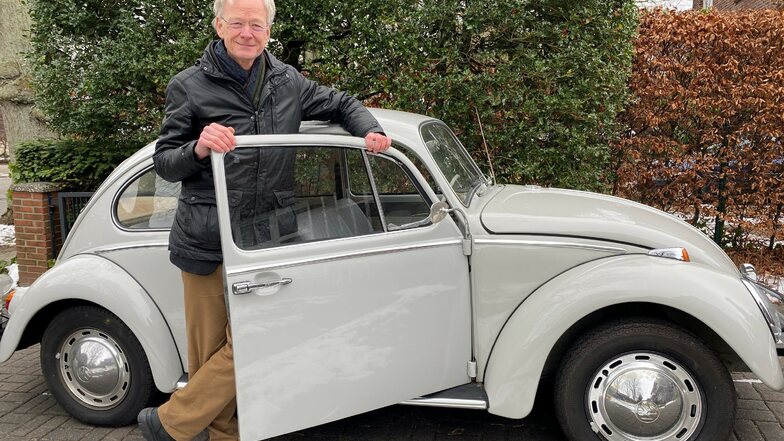 Mit einem VW-Käfer fährt Fabian 1975 erstmals nach Dresden. Hier mit dem Autor Michael Göring, 64, Leiter der Zeit-Stiftung.