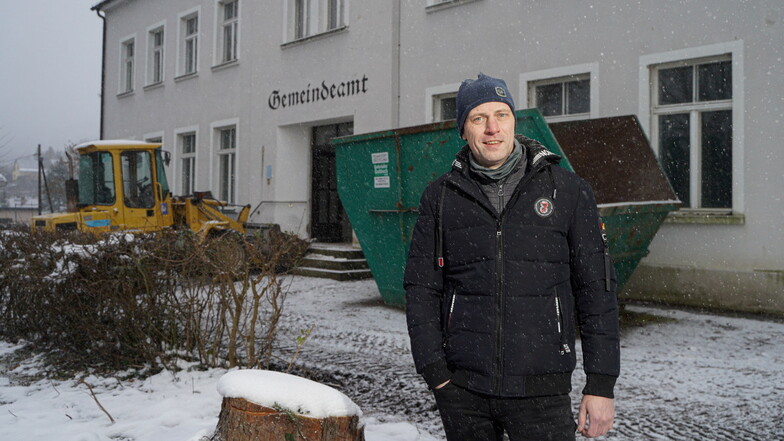 Seit Anfang des Jahres wird am ehemaligen Gemeindeamt in Großpostwitz gebaut. Bürgermeister Markus Michauk hofft, dass das neue Ärztehaus im Herbst eröffnen kann.