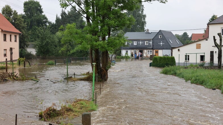 Im sächsischen Neukirch trat die Wesenitz über die Ufer und verwandelte ganze Grundstücke in ein Flussbett.