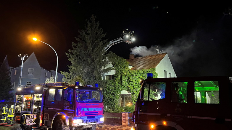 Der Brand in einem Großenhainer Wohnhaus blockierte am Dienstagabend die Zufahrt ins Großenhainer Zentrum. Bis kurz vor 22 Uhr waren 37 Kameraden im Einsatz.