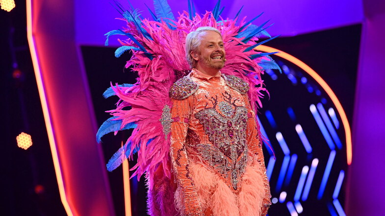 Der Entertainer und Musiker Ross Antony steckt im Kostüm des Flamingos.